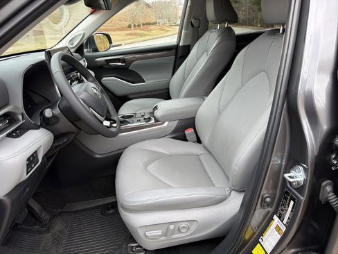 Used 2023 Toyota Highlander Limited image 9