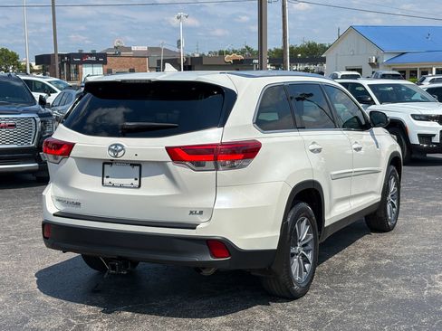 Used 2019 Toyota Highlander XLE FWD image 11