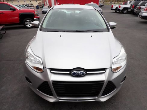 Used 2013 Ford Focus SE w/ SE Winter Pkg image 2