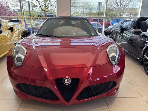 Used 2016 Alfa Romeo 4C Spider RWD image 2