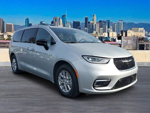 New 2026 Chrysler Pacifica Select image 3