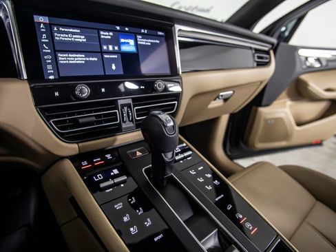 Used 2025 Porsche Macan AWD/4WD image 29