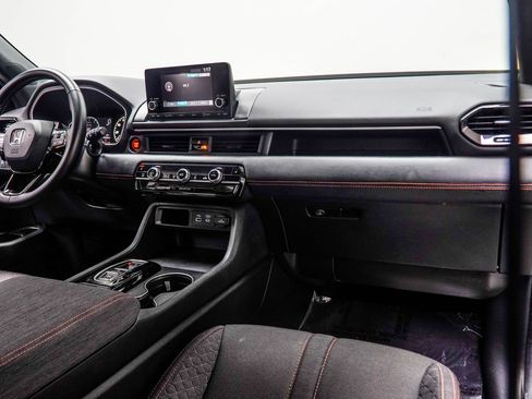 Used 2025 Honda Pilot Sport image 17