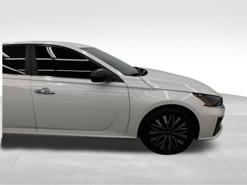 Used 2024 Nissan Altima 2.5 SV image 17