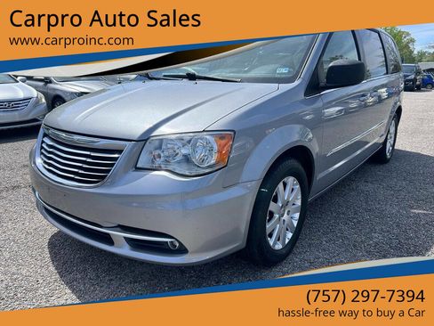 Used 2015 Chrysler Town & Country Touring image 1