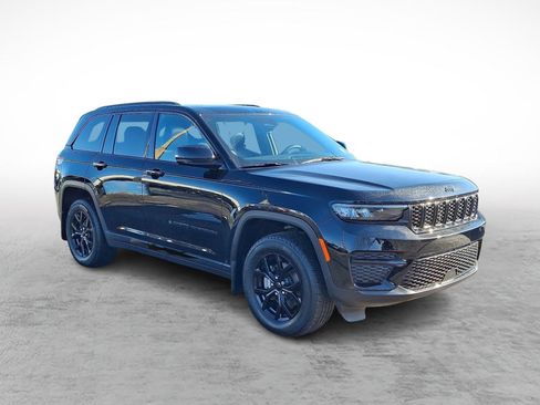 Used 2025 Jeep Grand Cherokee Altitude image 7