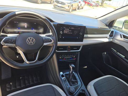 Used 2025 Volkswagen Taos SE AWD/4WD image 16