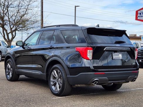 Used 2021 Ford Explorer XLT w/ Equipment Group 202A AWD/4WD image 9