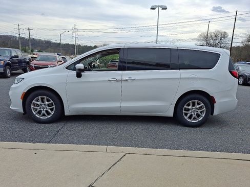 Used 2023 Chrysler Pacifica Touring-L FWD image 4