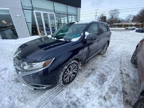 Used 2016 Mitsubishi Outlander SE image 2