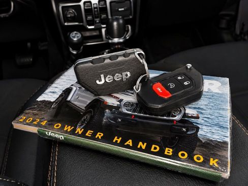 Used 2024 Jeep Wrangler Unlimited Sahara w/ Technology Group AWD/4WD image 30