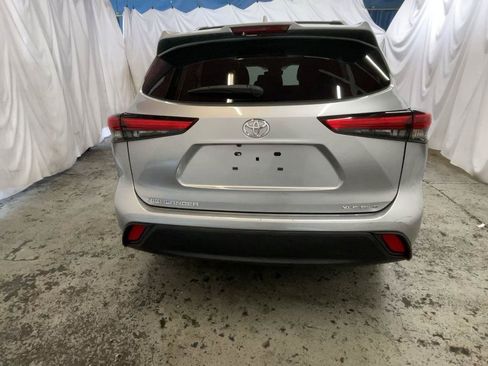 Used 2022 Toyota Highlander XLE AWD/4WD image 7
