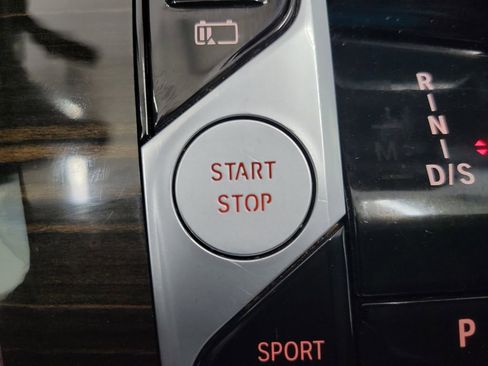 Used 2025 BMW X5 xDrive50e image 32