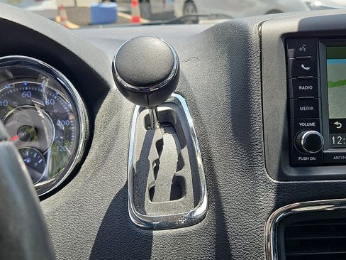 Used 2015 Chrysler Town & Country Touring-L w/ Driver Convenience Group FWD image 18