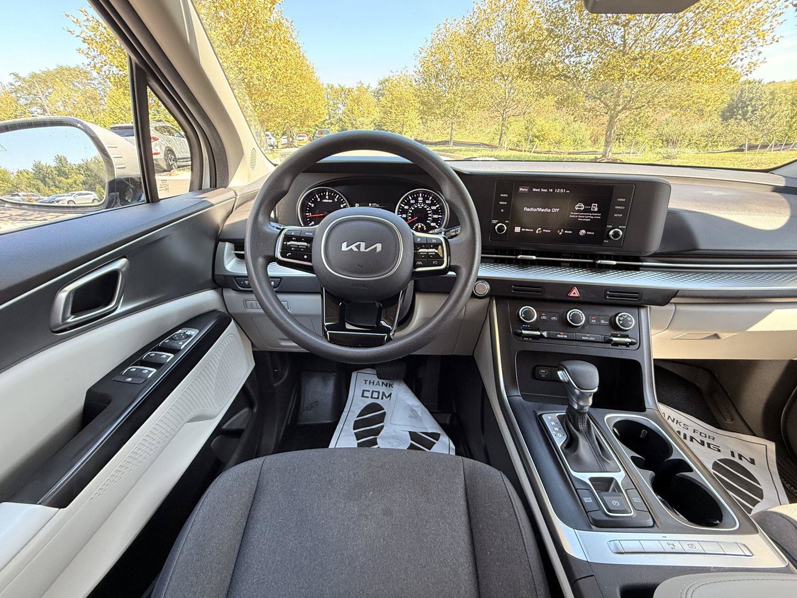 Used 2023 Kia Carnival LX FWD image 22