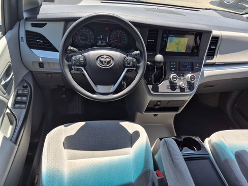 Used 2016 Toyota Sienna LE AWD/4WD image 30