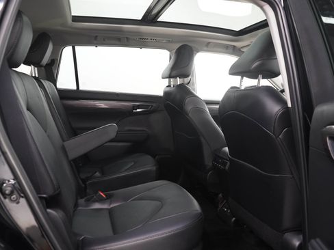 Used 2025 Toyota Highlander Limited AWD/4WD image 14