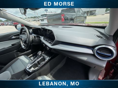 Certified 2025 Chevrolet Trax LT w/ LT Convenience Package FWD image 26