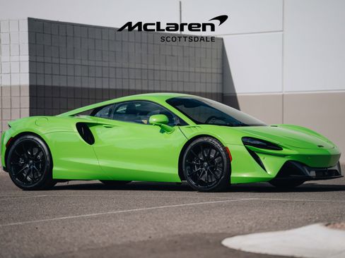 Used 2025 McLaren Artura image 12