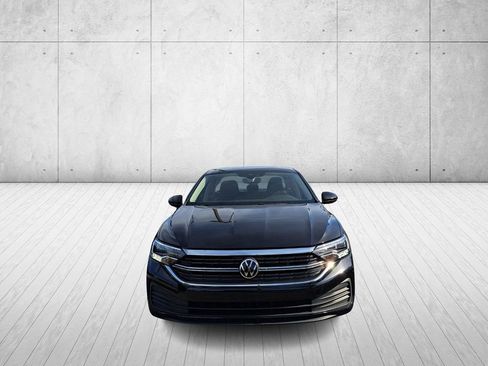 Used 2023 Volkswagen Jetta SE w/ Panoramic Sunroof Package image 2