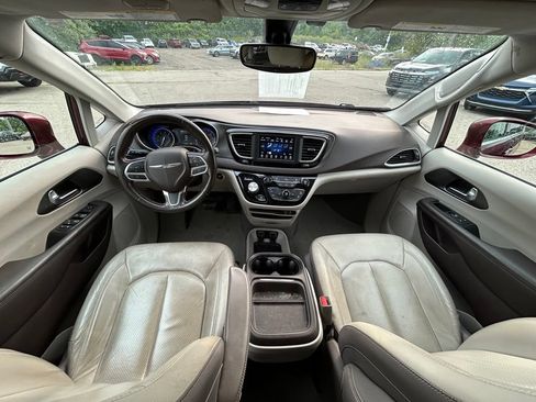 Used 2019 Chrysler Pacifica Touring-L FWD image 17