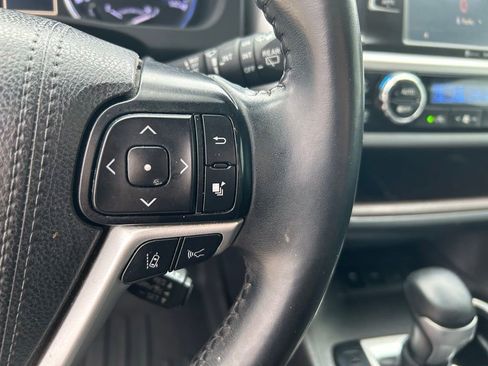 Used 2019 Toyota Highlander XLE FWD image 21