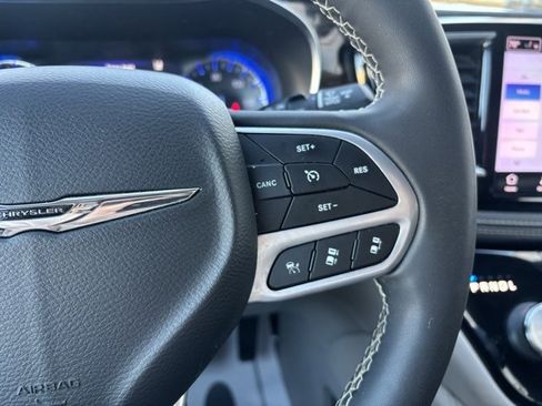 Used 2022 Chrysler Pacifica Limited image 17