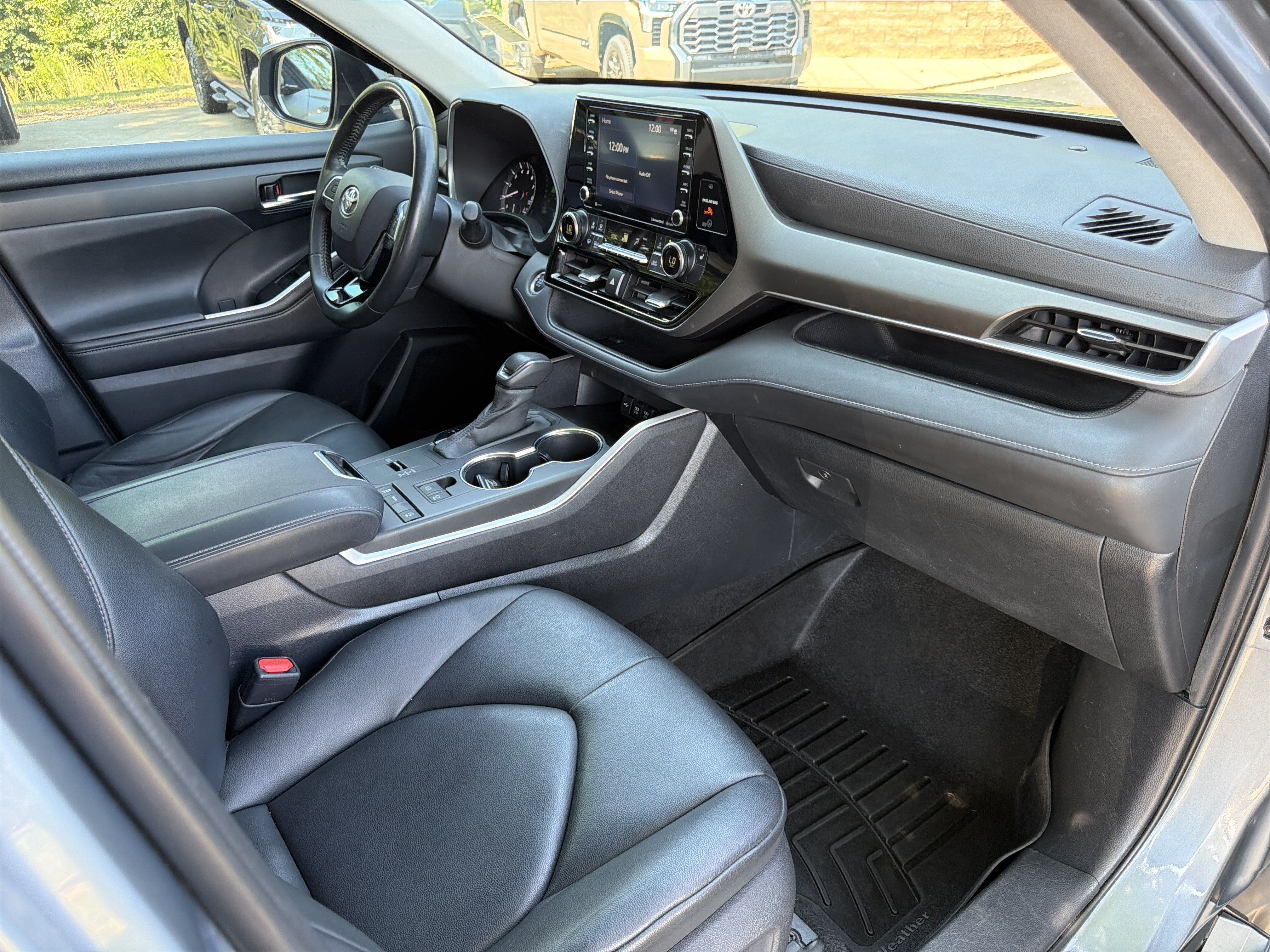 Used 2020 Toyota Highlander XLE FWD image 13