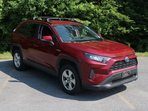 Used 2021 Toyota RAV4 LE AWD/4WD image 3