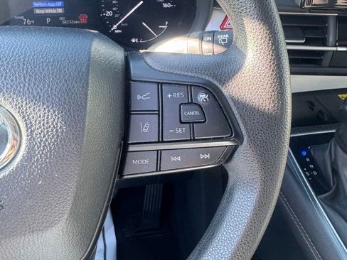 Used 2025 Toyota Sienna LE FWD image 31
