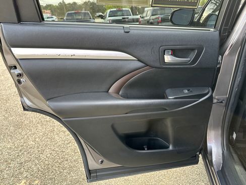 Used 2019 Toyota Highlander XLE FWD image 21