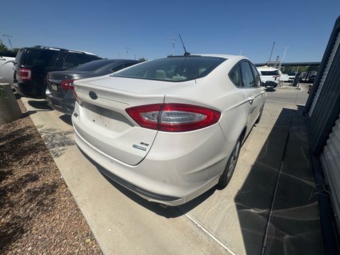 Used 2016 Ford Fusion SE FWD image 4
