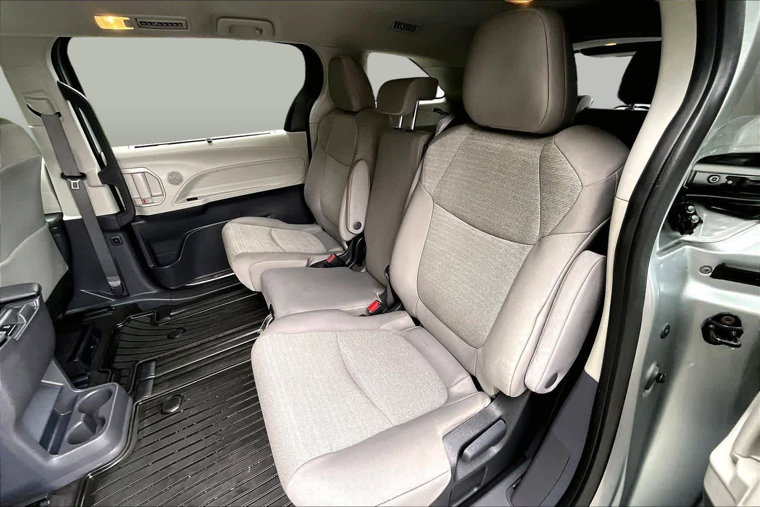 Used 2023 Toyota Sienna LE AWD/4WD image 19
