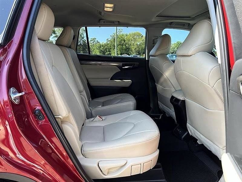 Used 2025 Toyota Highlander Limited FWD image 30