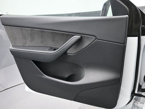 Used 2022 Tesla Model Y Long Range image 13