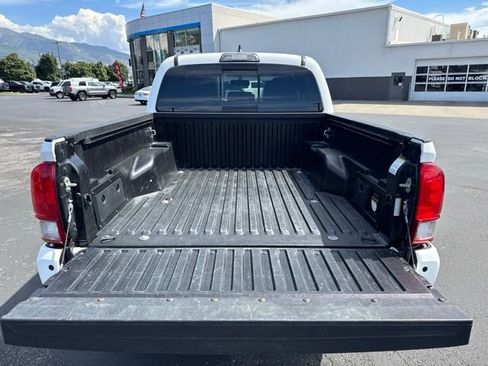 Used 2017 Toyota Tacoma TRD Off-Road w/ Premium & Technology Package AWD/4WD image 12
