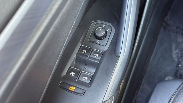 Used 2024 Volkswagen Jetta SE FWD image 12