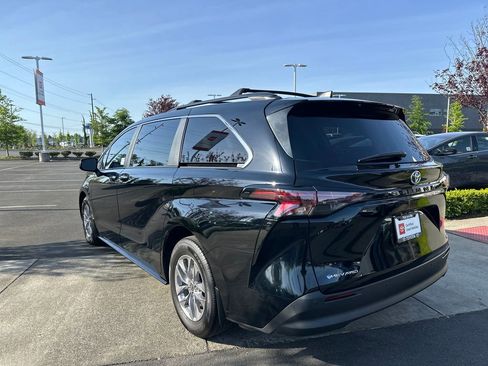 Used 2025 Toyota Sienna XLE w/ XLE Plus Package AWD/4WD image 3