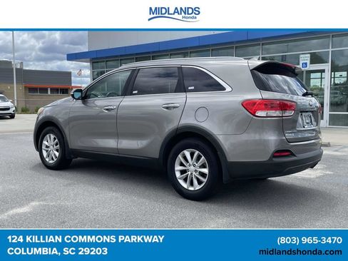 Used 2017 Kia Sorento FWD w/ LX Convenience Package image 4