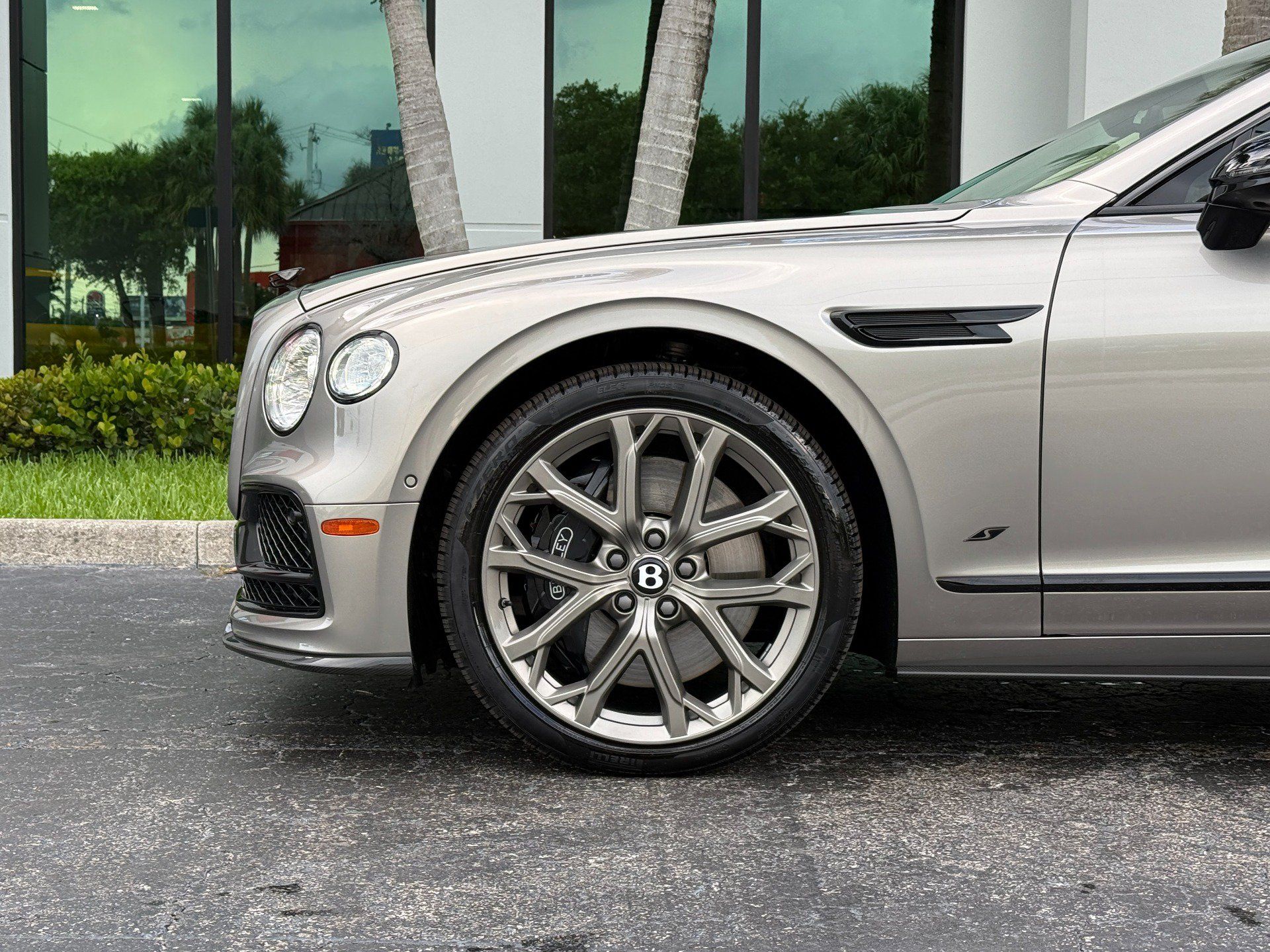 Used 2023 Bentley Flying Spur V8 AWD/4WD image 12