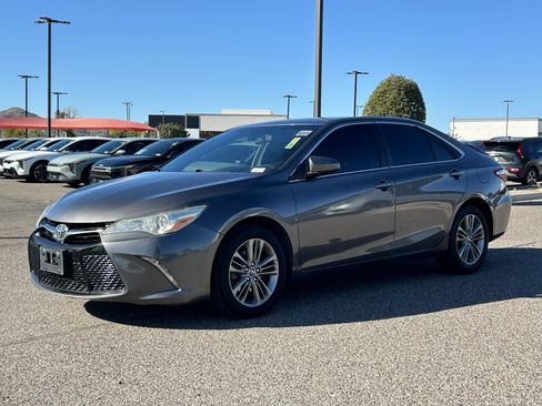 Used 2017 Toyota Camry SE image 2
