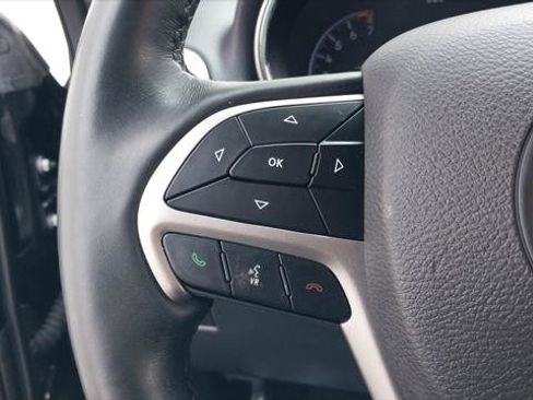 Used 2022 Jeep Grand Cherokee Limited image 25