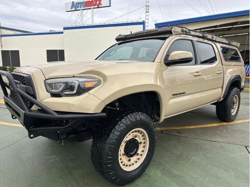 Used 2017 Toyota Tacoma TRD Off-Road image 2
