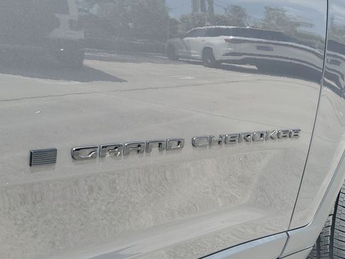 Used 2024 Jeep Grand Cherokee Altitude RWD image 8