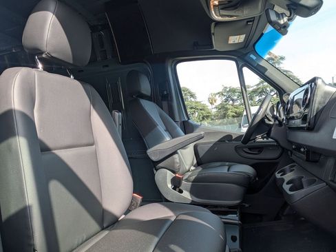 New 2025 Mercedes-Benz Sprinter 2500 image 9