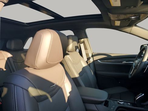 Certified 2025 Cadillac XT5 Sportv w/ Technology Package image 15