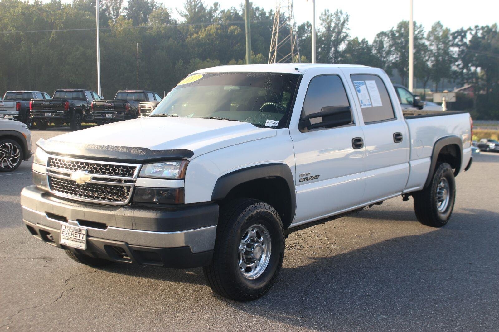 Used 2007 Chevrolet Silverado 2500 W/T w/ Heavy-Duty Power Package AWD/4WD image 3