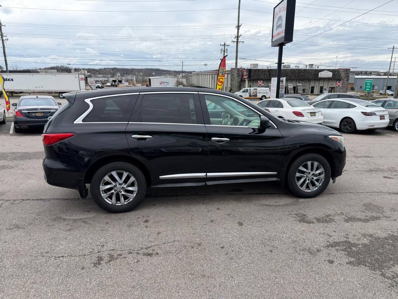 Used 2013 INFINITI JX35 AWD w/ Premium Pkg image 2