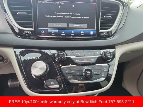 Used 2023 Chrysler Pacifica Touring-L image 17