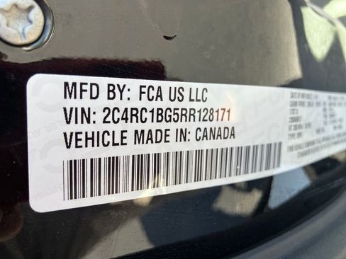 Used 2024 Chrysler Pacifica Touring-L FWD image 32